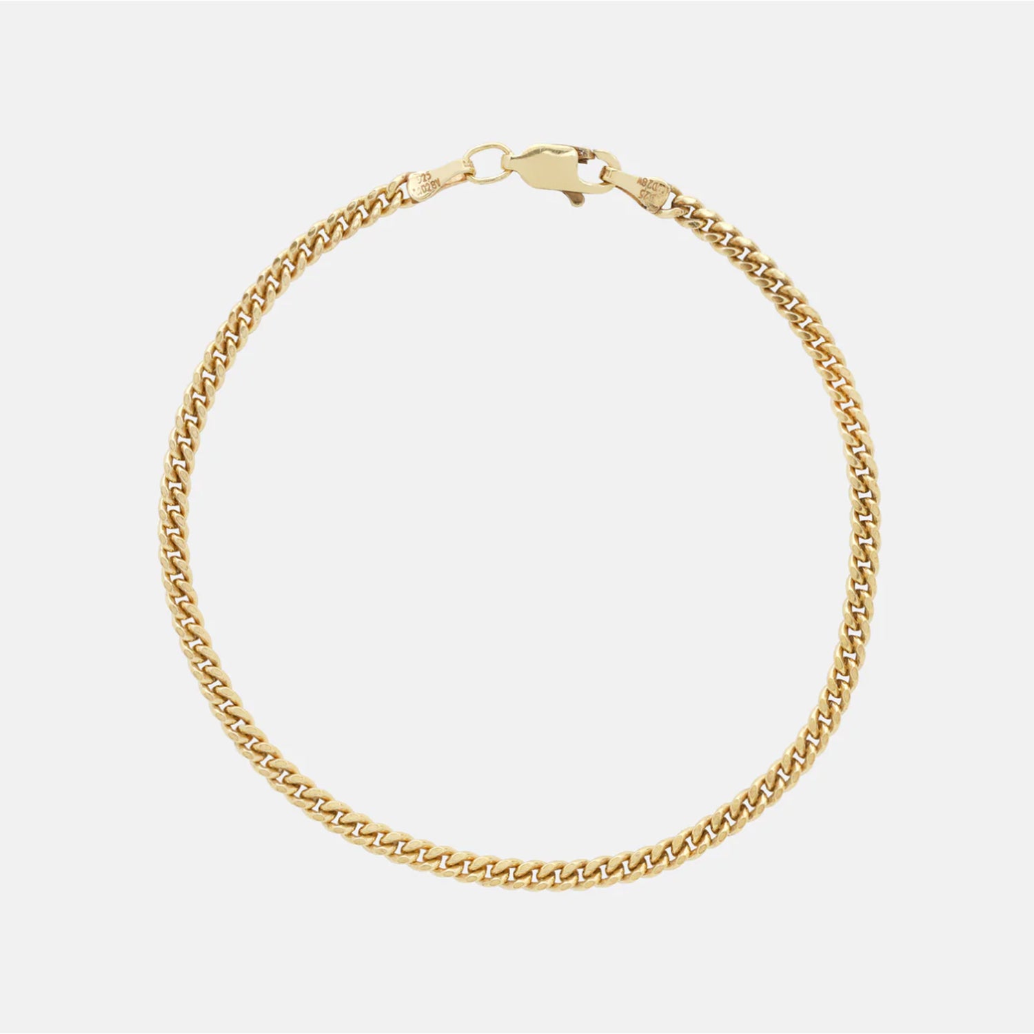 Pulsera de oro para mujer de 3 mm de ancho sobre fondo blanco - GOLD SHIELD