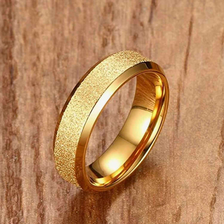 Anillo para hombre con baño de oro 18k en fondo de madera. Estilo y elegancia en un diseño duradero.