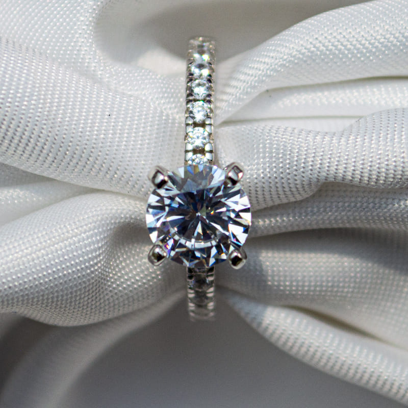 Anillo de compromiso de plata 925 con fondo de tela marca GOLD SHIELD