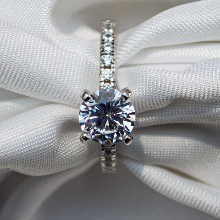 Anillo de compromiso de plata 925 con fondo de tela marca GOLD SHIELD