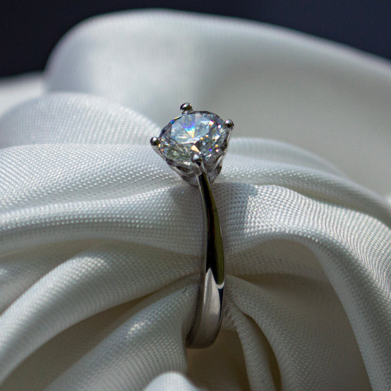 Anillo Solitario con Moissanita para Promesa o Compromiso 0.5 CT