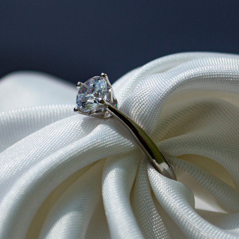 Anillo Solitario con Moissanita para Promesa o Compromiso 0.5 CT
