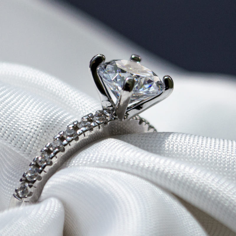 Anillo de compromiso de plata 925 con fondo blanco y azul marca GOLD SHIELD