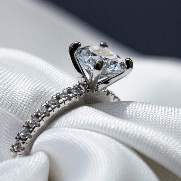 Anillo de compromiso de plata 925 con fondo blanco y azul marca GOLD SHIELD