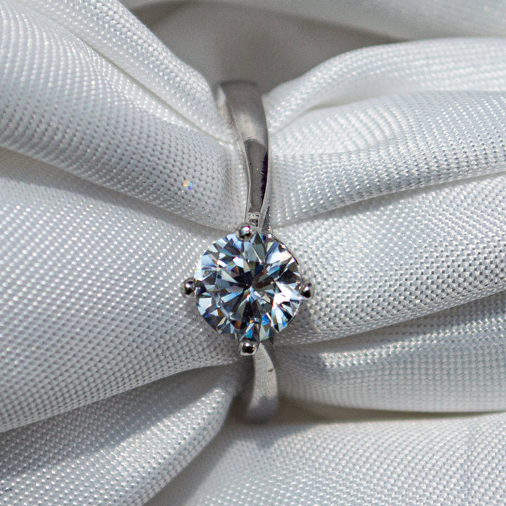Anillo Solitario con Moissanita para Promesa o Compromiso 0.5 CT