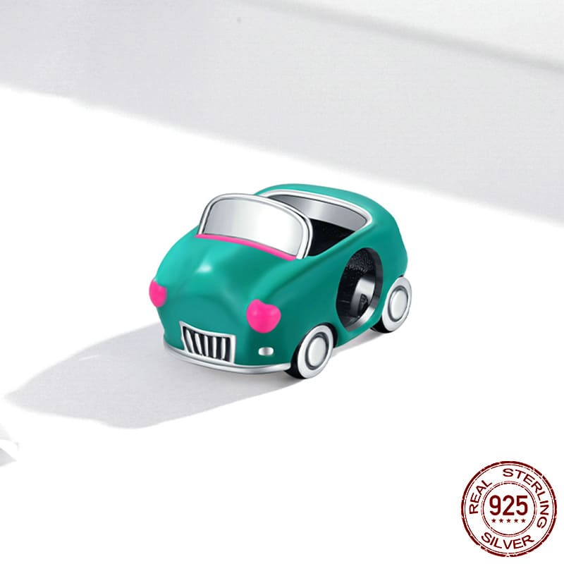 CHARM DE COCHE VERDE CON FONDO BLANCO MARCA GOLD SHIELD Y SELLO 925