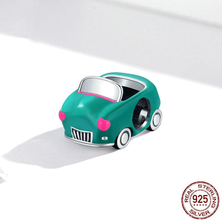 CHARM DE COCHE VERDE CON FONDO BLANCO MARCA GOLD SHIELD Y SELLO 925
