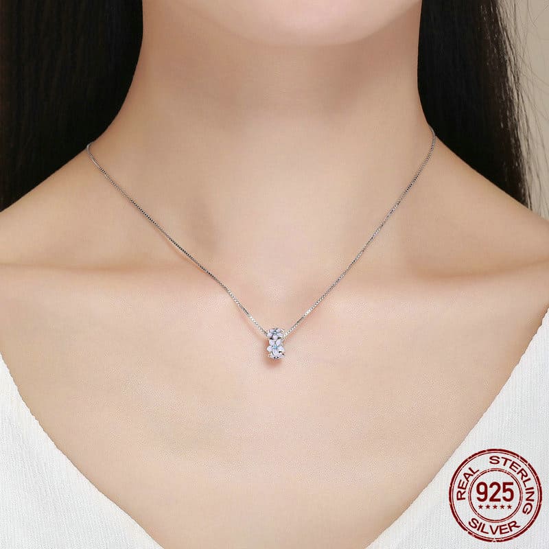 dije de plata corona de flores plata 925 en cuello de modelo y collar