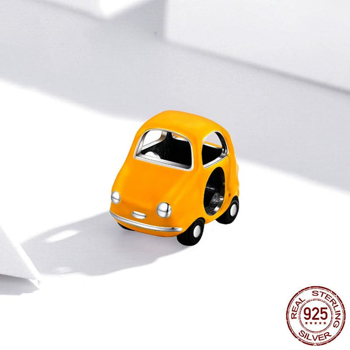 Charm de coche naranja vintage y fondo blanco con sello 925 marca gold shield