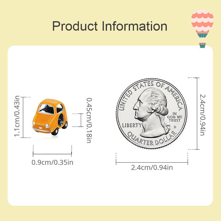 Charm de coche naranja vintage comparando su tamaño con una moneda de USA marca gold shield
