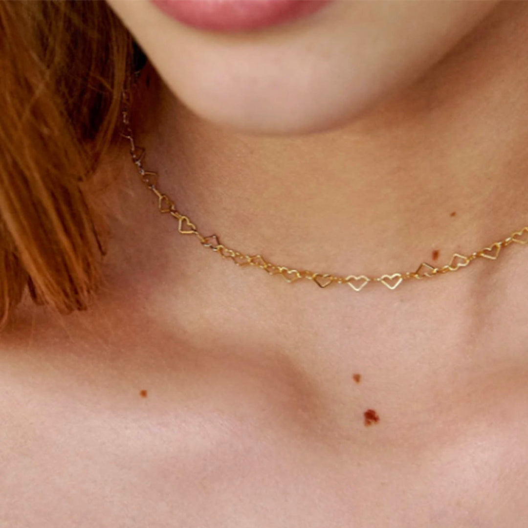 Modelo con cadena en forma de corazones