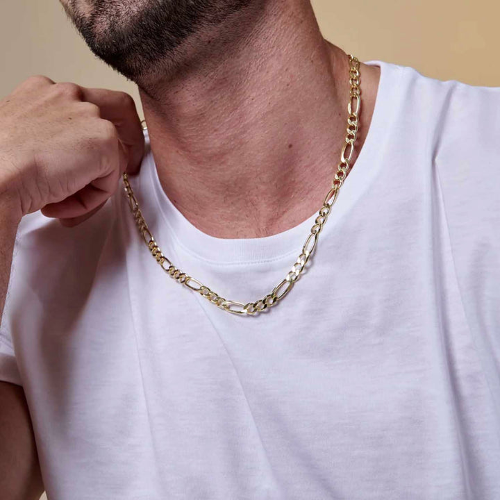 Cadena de oro en cuello de modelo - GOLD SHIELD