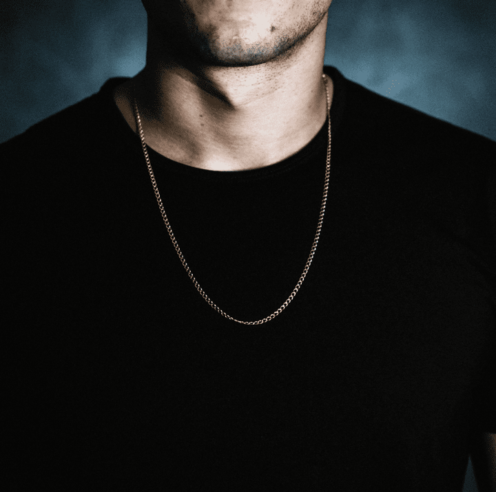 Modelo con cadena de oro para hombre curb 3mm
