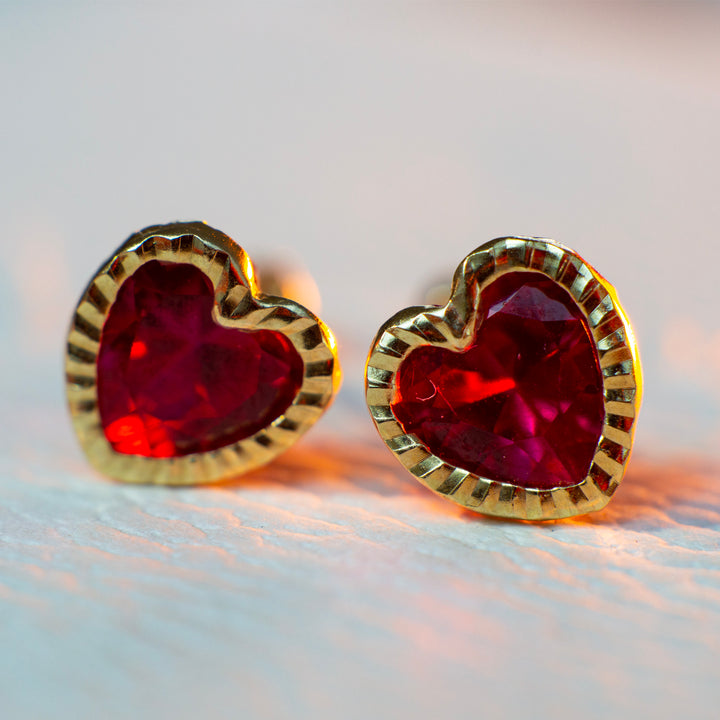 Aretes de oro biselado con corazón rojo