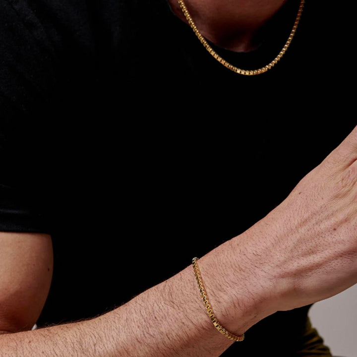 Modelo con pulsera y cadena tipo box - GOLD SHIELD