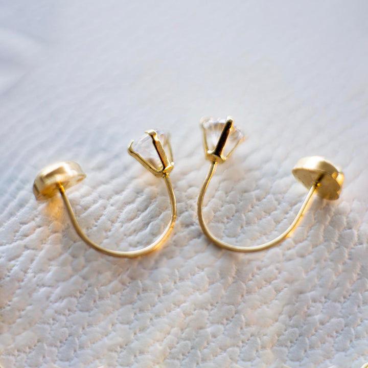Par de aretes 18 kilates marca GOLD SHIELD