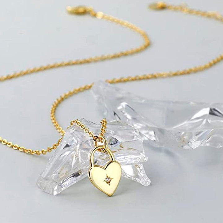 Collar para Mujer de Acero Inoxidable Dije Candado Y Corazón - GOLD SHIELD