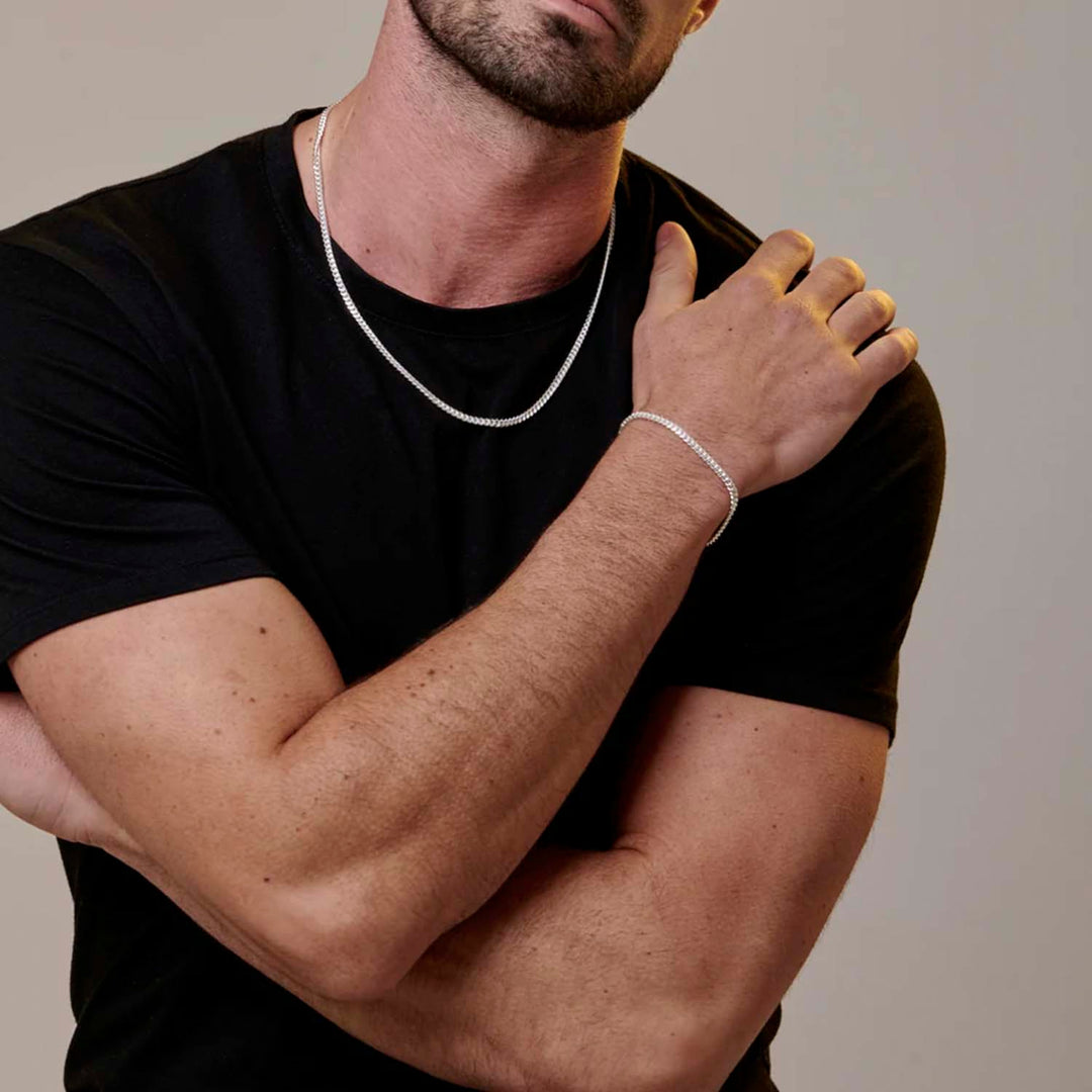 Modelo con Pulsera de oro 14k para hombre (oro blanco) - GOLD SHIELD