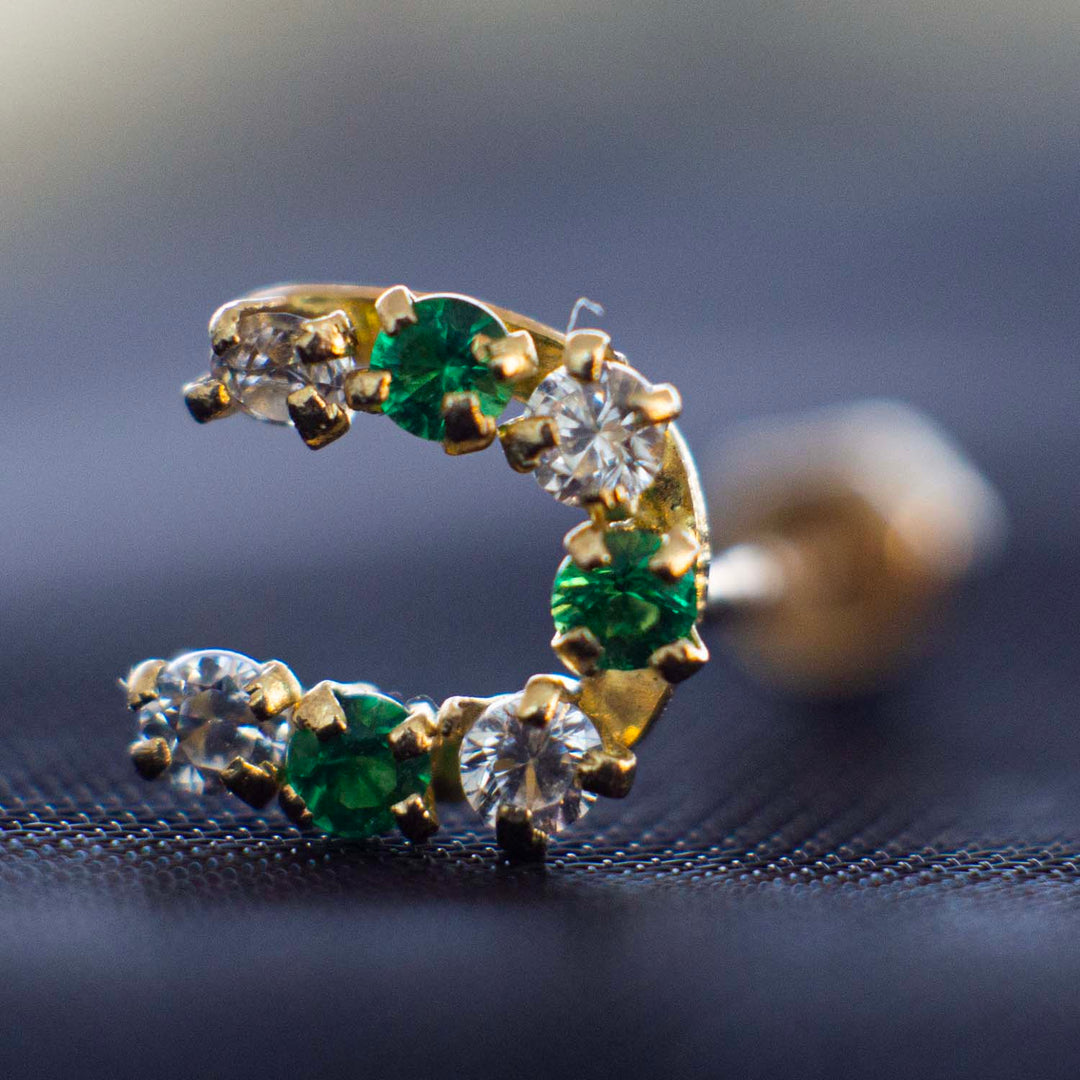 Arete de oro 18 kilates en forma de arracada con moissanitas verdes y blancas