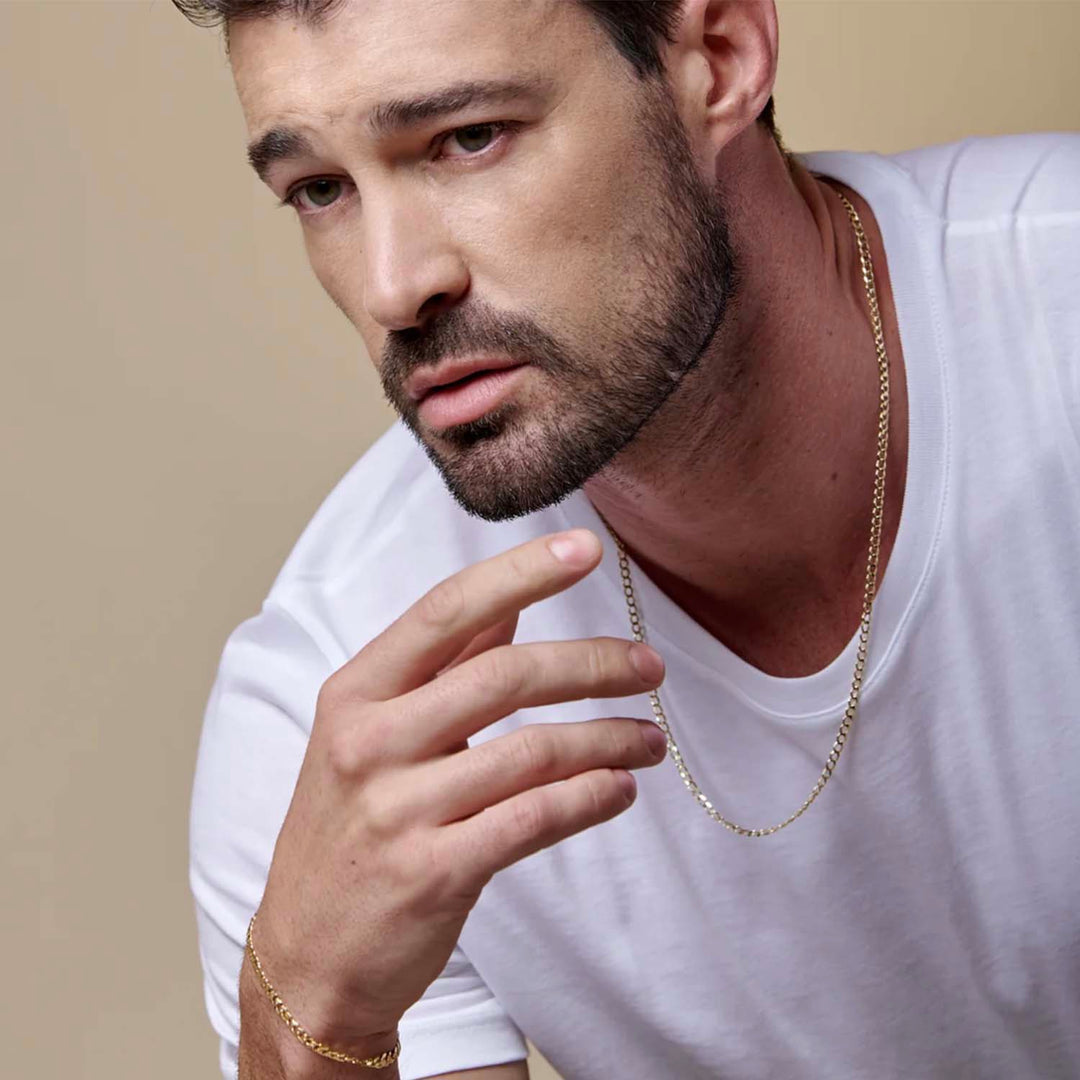 Modelo con cadena de oro y pulsera de oro - GOLD SHIELD