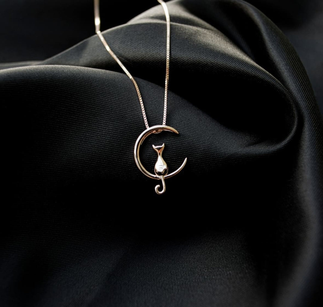 Imagen con collar color oro rosado en fondo negro