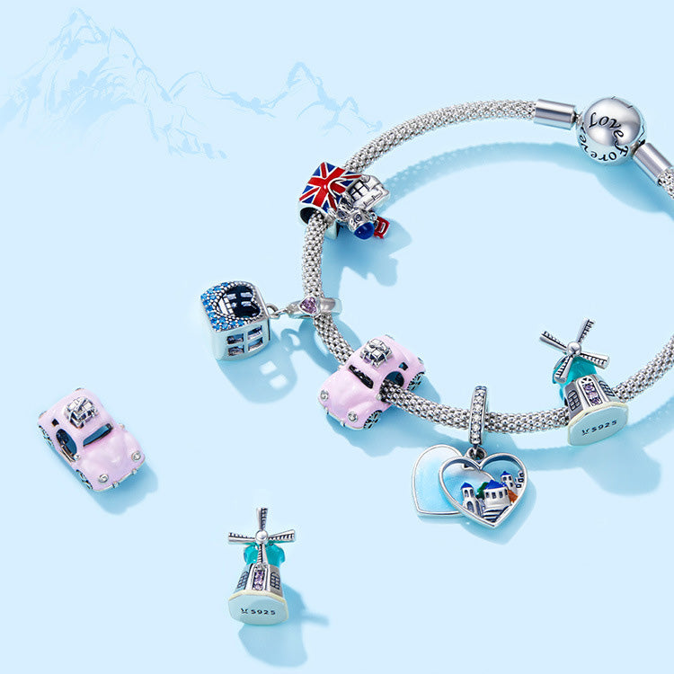 Charms - Dijes de plata con pulsera de plata y fondo blanco - GOLD SHIELD | Joyería de plata