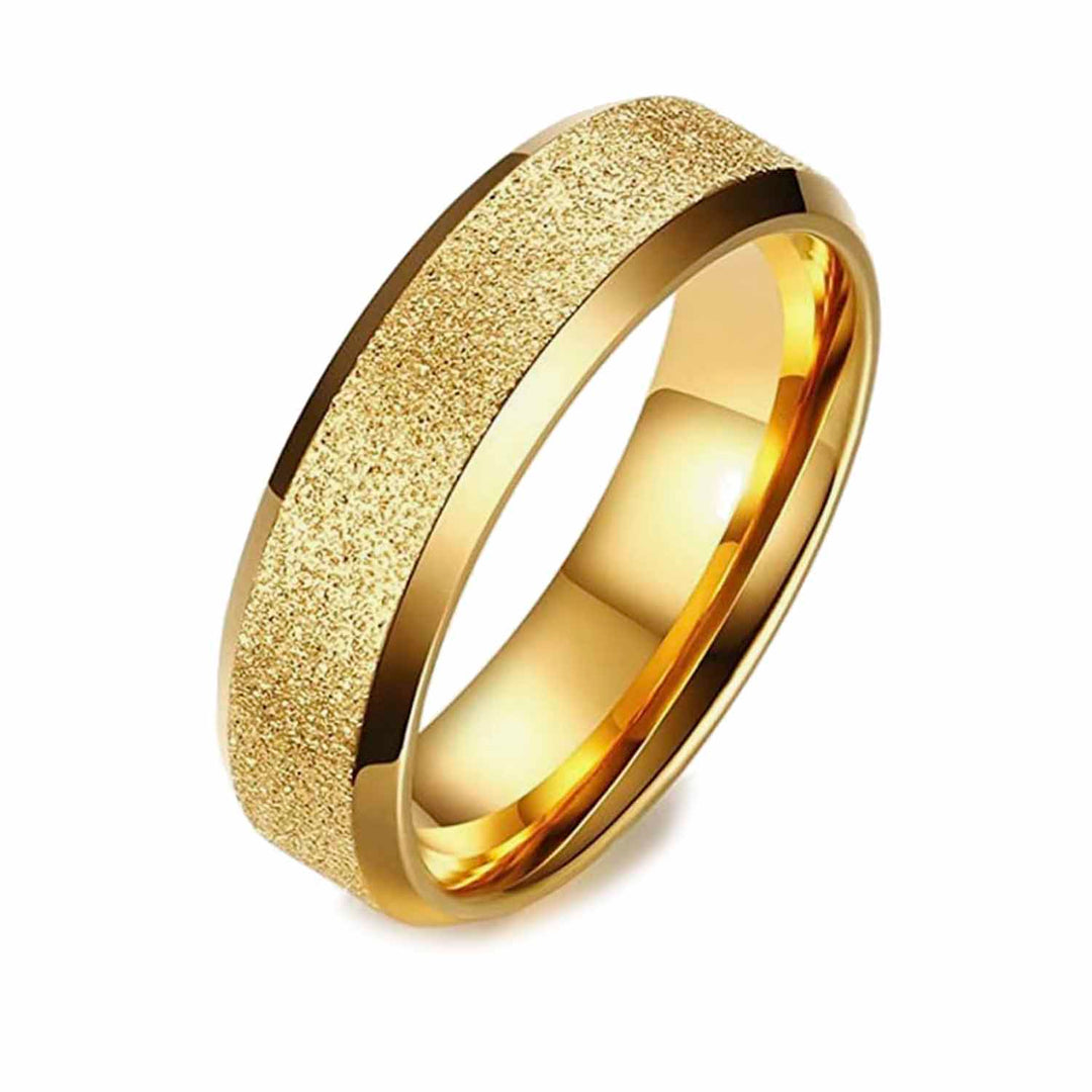 Anillo para hombre - baño de oro 18k y fondo blanco