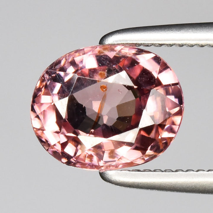 Zircon rosa natural 1.41ct corte oval de Tanzania, pieza única — Gold Shield