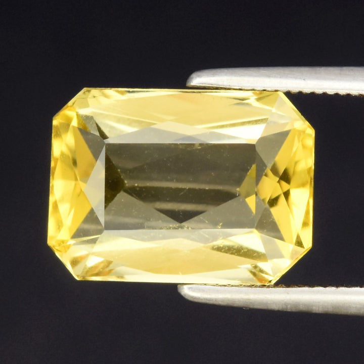 Escapolita amarillo natural 3.83ct corte scissor de Tanzania, pieza única — Gold Shield