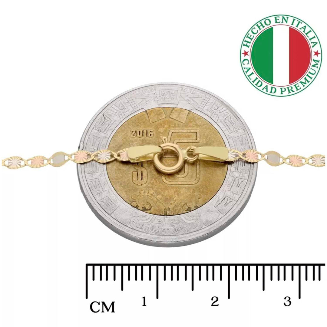 Foto detallada de la misma pulsera de oro florentino 10k, destacando su diseño planchado y los detalles grabados que caracterizan el estilo florentino.
