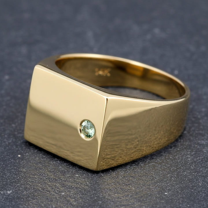 Anillo de hombre oro 14k con alexandrita 0.13ct (3mm) — gema pequeña, tamaño real