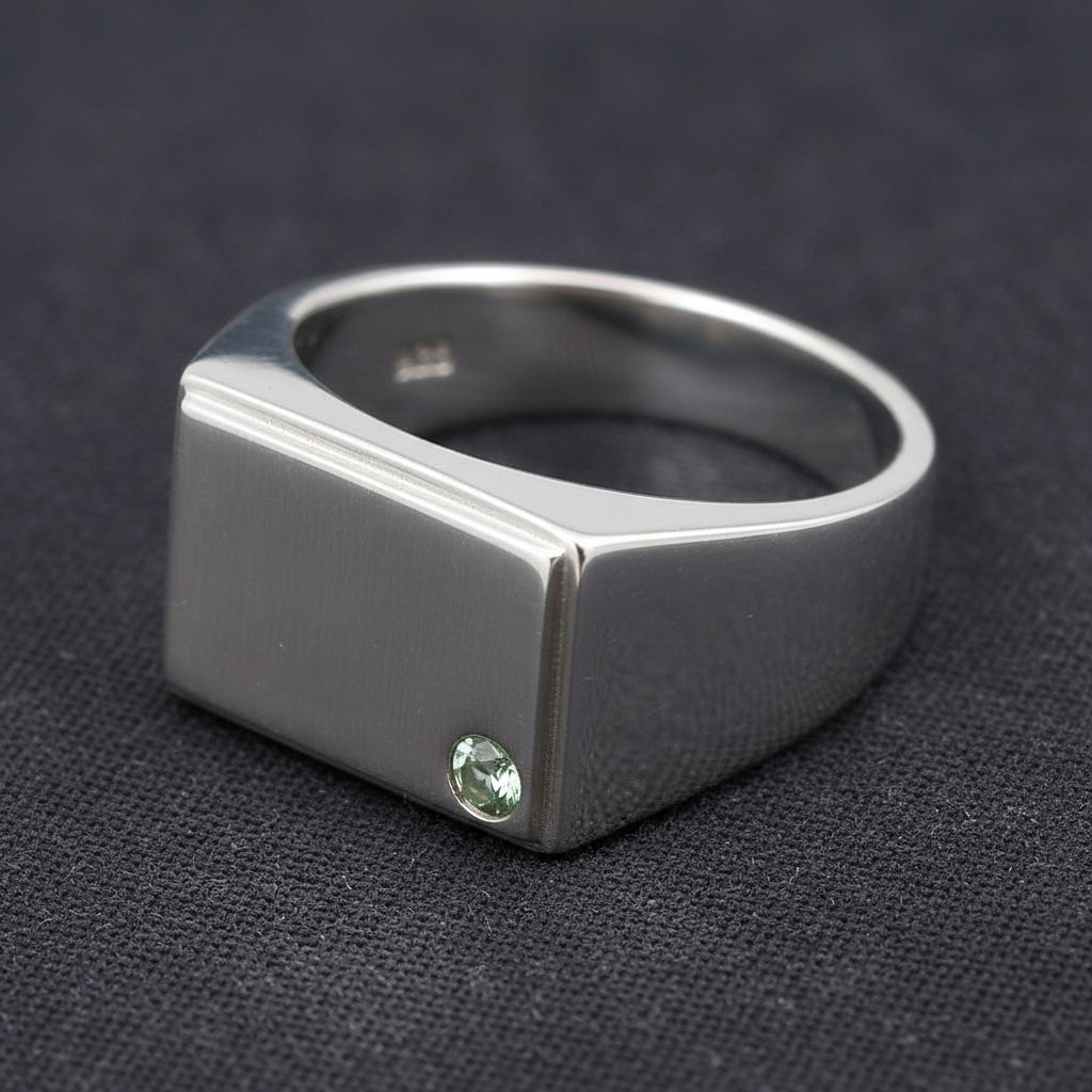 Anillo de hombre plata 925 con alexandrita 0.13ct (3mm) — gema pequeña, tamaño real