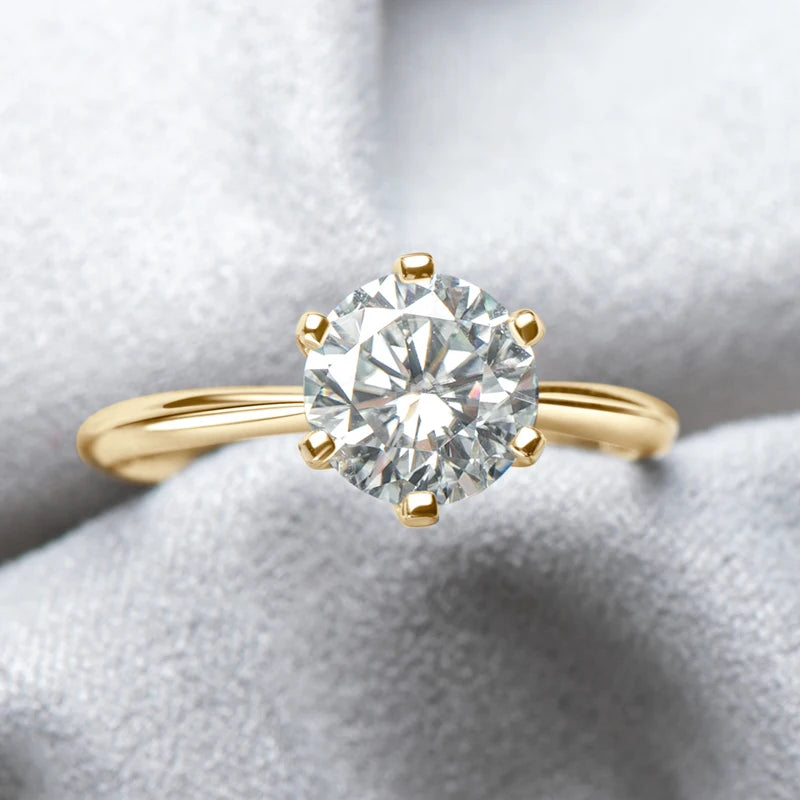 Anillo solitario de moissanita 2 ct color D en oro vermeil (plata 925 con baño de oro 14k)