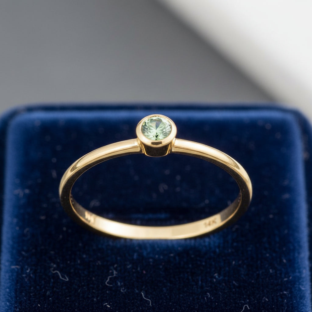 Anillo de oro 14k amarillo con alexandrita natural de los Urales 0.13ct (3mm) — gema pequeña, tamaño real