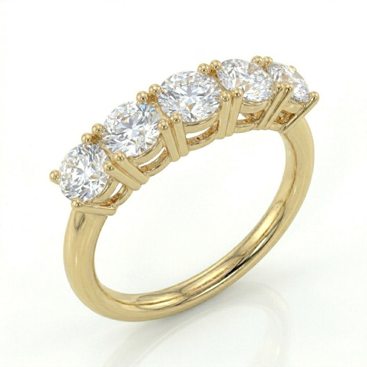 Anillo media eternidad oro 14k con moissanita brillante - lateral - Gold Shield