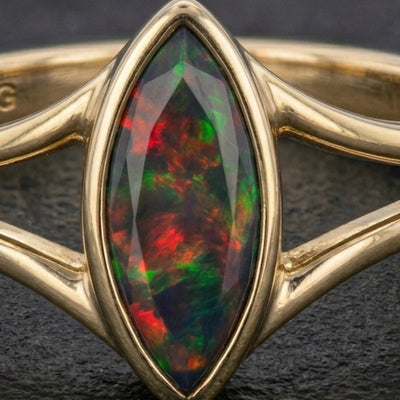 Anillo de oro 14k amarillo con ópalo negro natural Etiopía 1.12ct corte marquesa, vista frontal con destellos arcoíris, joyería mexicana premium