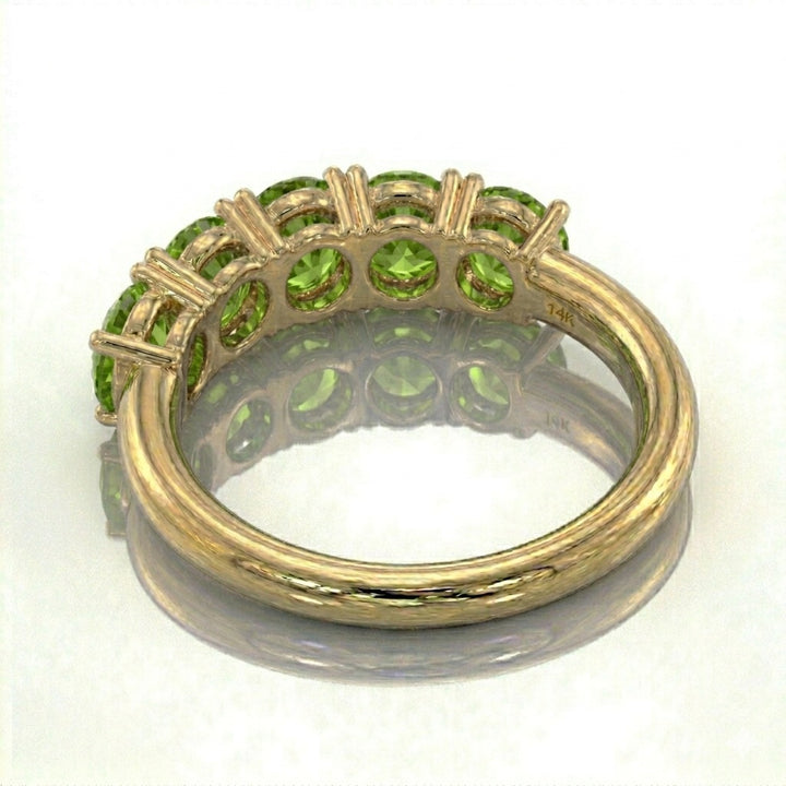 Anillo media eternidad oro 14k con peridotos verdes - perspectiva - Gold Shield