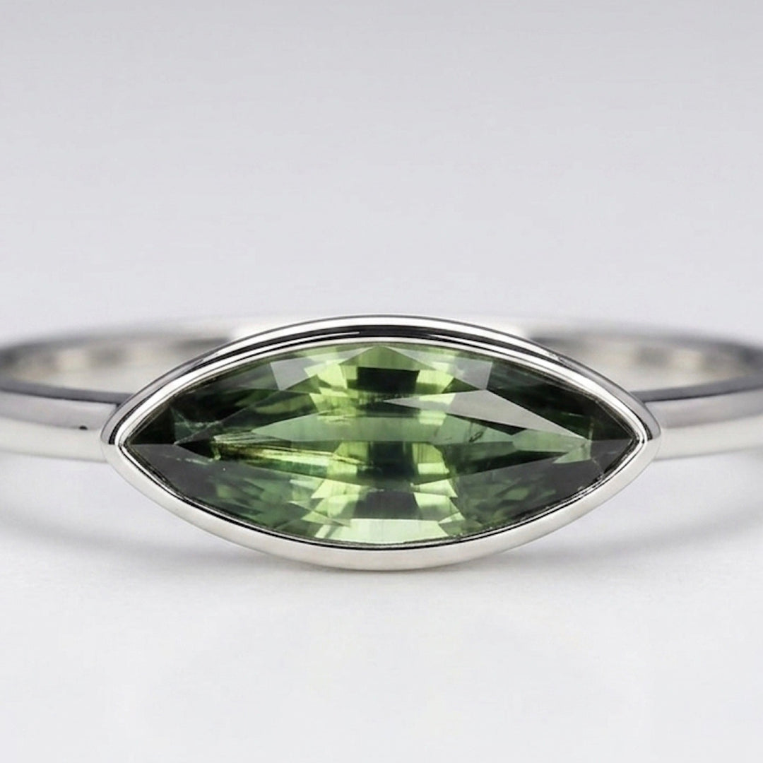 Anillo de plata 925 con zafiro azul verdoso natural Tailandia 0.98ct corte marquesa, vista frontal, joyería mexicana premium