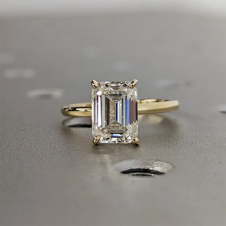 Anillo solitario de zirconia corte esmeralda 2 ct en oro vermeil (plata 925 con oro 14k)