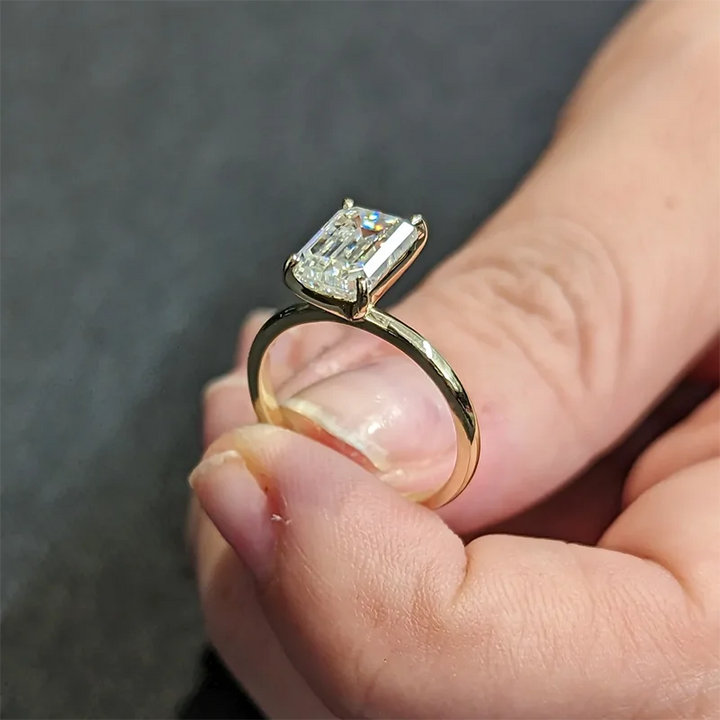 Anillo de circonia cúbica corte esmeralda en oro vermeil, estilo Art Déco