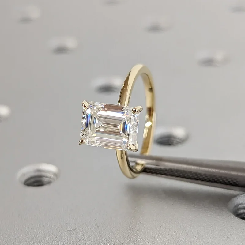 Anillo dorado de zirconia rectangular corte esmeralda, montura de púas - oro vermeil