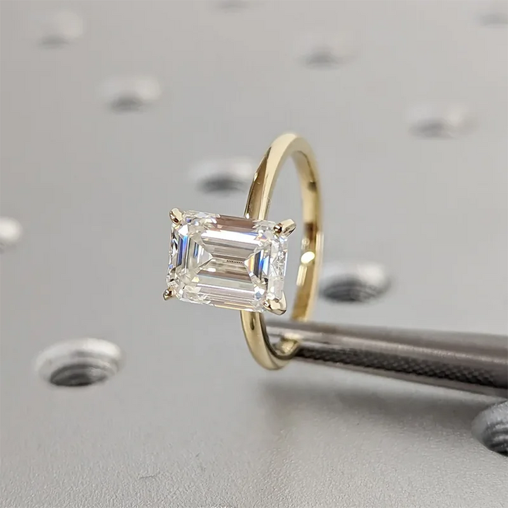 Anillo dorado de zirconia rectangular corte esmeralda, montura de púas - oro vermeil