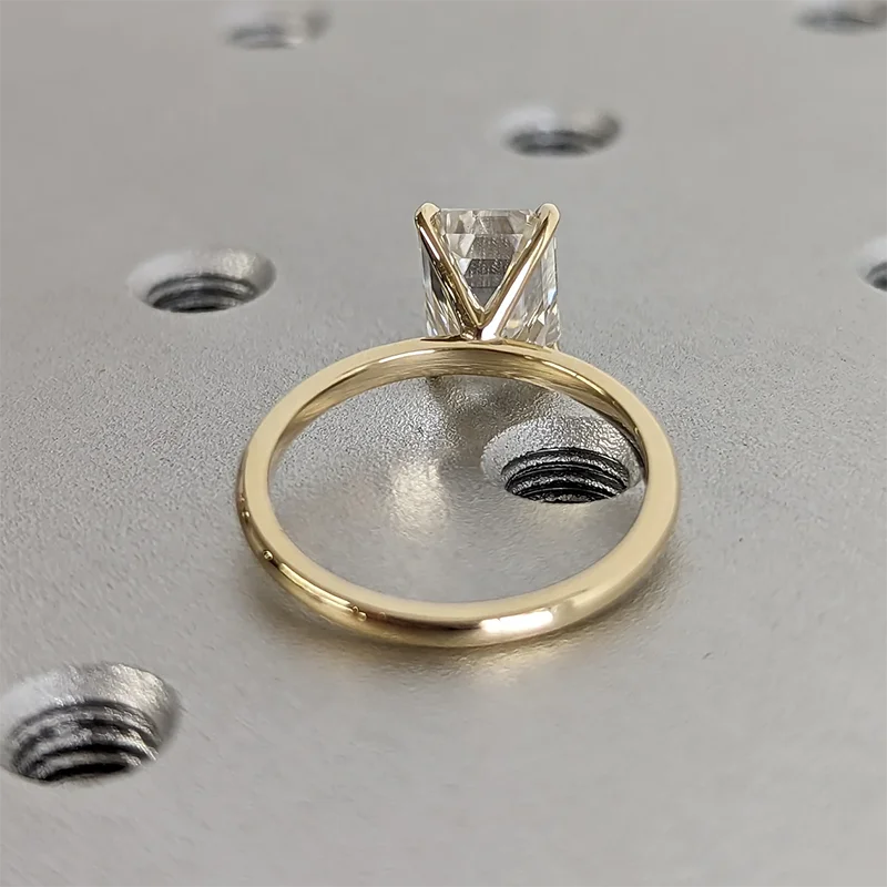 Anillo de circonia corte esmeralda dorado, regalo elegante - Gold Shield México