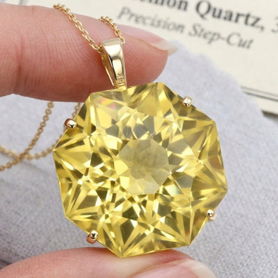 Dije de oro 14k amarillo con cuarzo limón natural Brasil 28.68ct corte octagon precision step-cut, vista frontal sobre mano, joyería mexicana premium