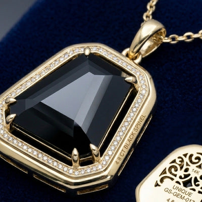 Dije de oro 14k con espinela negra natural Tanzania 4.8ct corte fancy octagon, halo de diamantes pavé, filigrana ornamental trasera, vista frontal y posterior, joyería mexicana premium