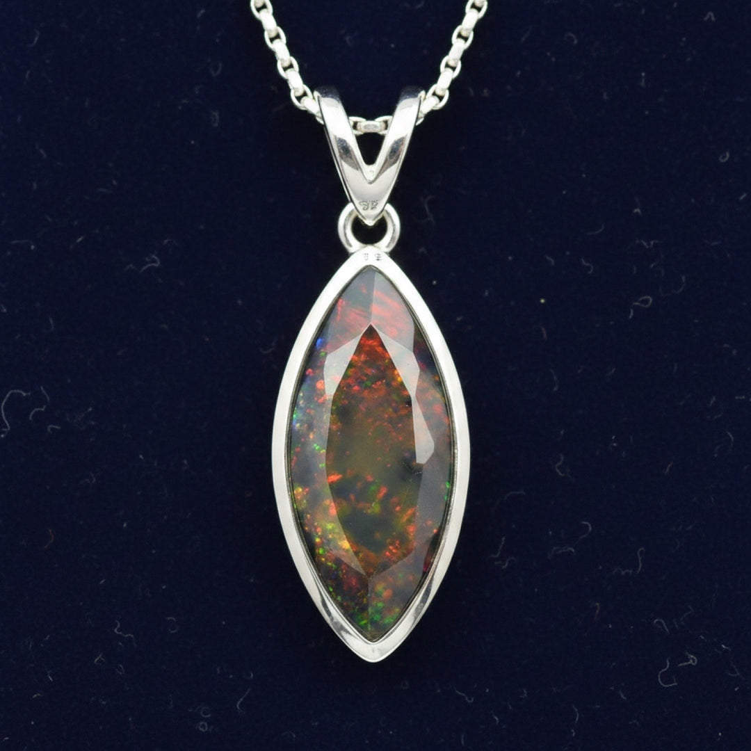 Dije Plata 925 con Ópalo Negro Natural Etiopía 1.12ct Corte Marq, joyería mexicana Gold Shield