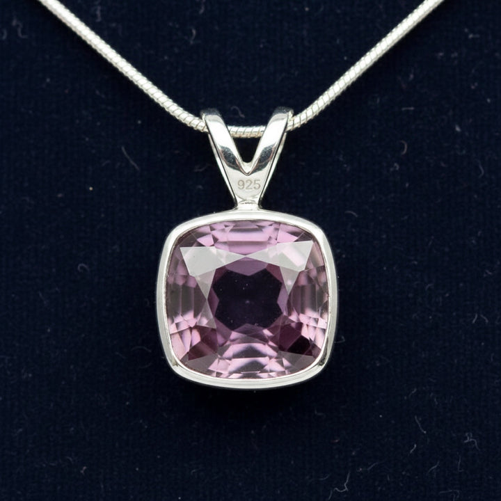 Dije Plata 925 con Espinela Purpura 0.61ct, joyería mexicana Gold Shield - PREVENTA