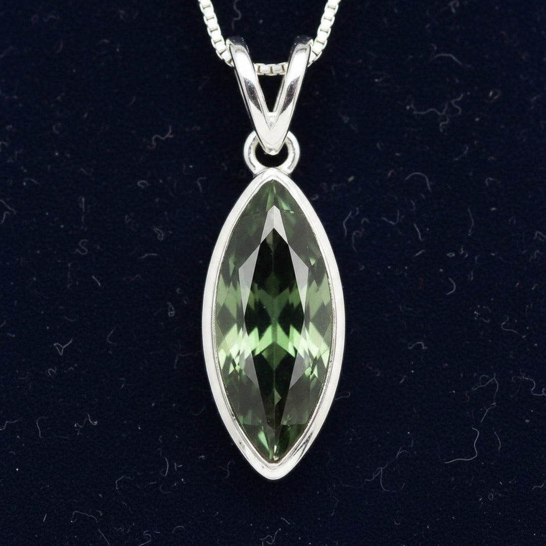 Dije plata 925 con zafiro azul verdoso natural Tailandia 0.98ct corte marquesa, joyería mexicana Gold Shield