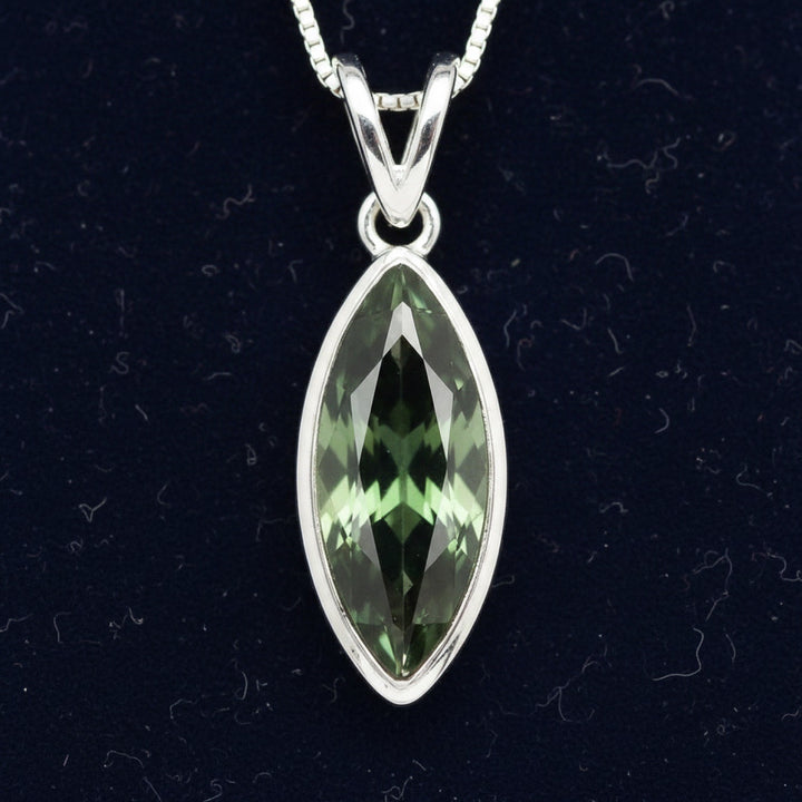 Dije plata 925 con zafiro azul verdoso natural Tailandia 0.98ct corte marquesa, joyería mexicana Gold Shield