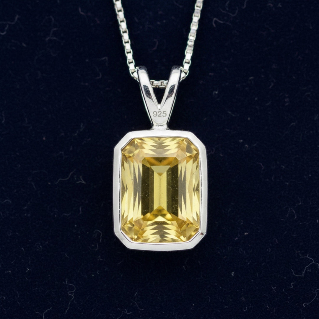 dije de plata 925 con escapolita amarillo natural 3.83ct corte scissor de Tanzania, joyería mexicana Gold Shield